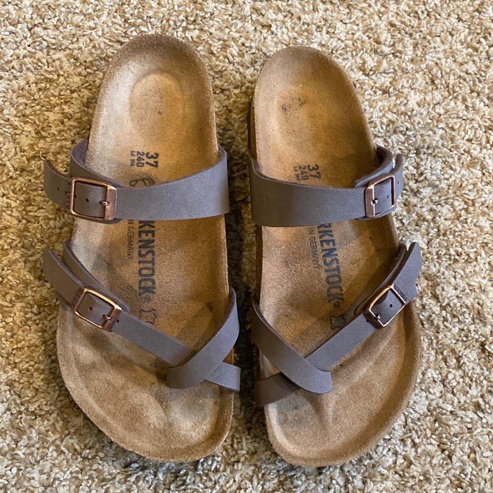 Birkenstock Women’s Size 37 brown leather slip on sandals with toe strap